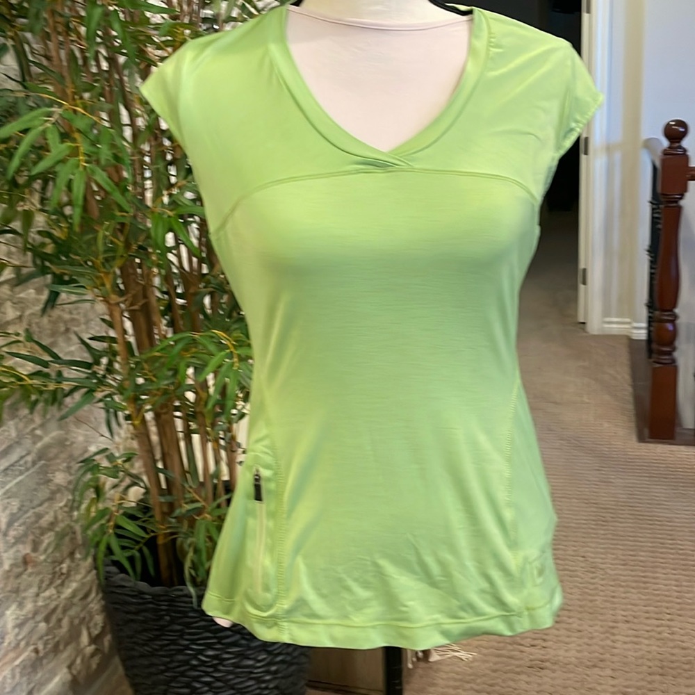 Rei Small green cap sleeve V neck, zippered pocket bright green sport top